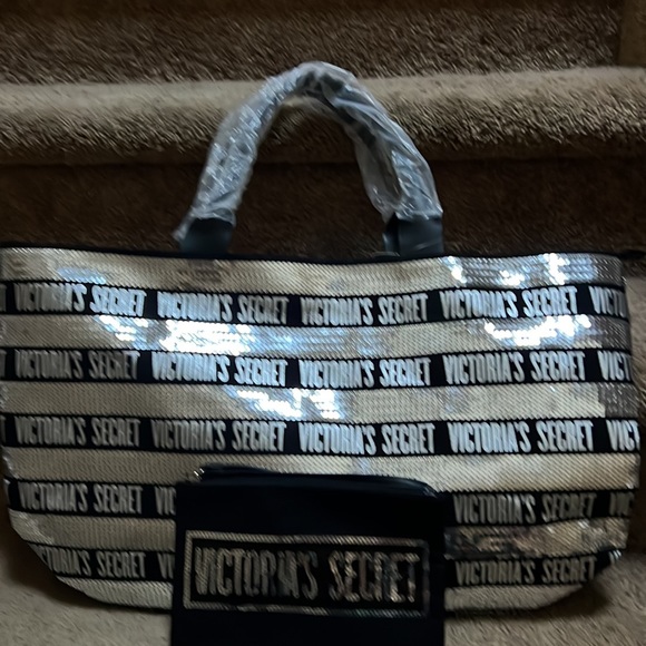 NWT Victorias Secret Glitter Tote with matching travel pouch $80 - Picture 2 of 10